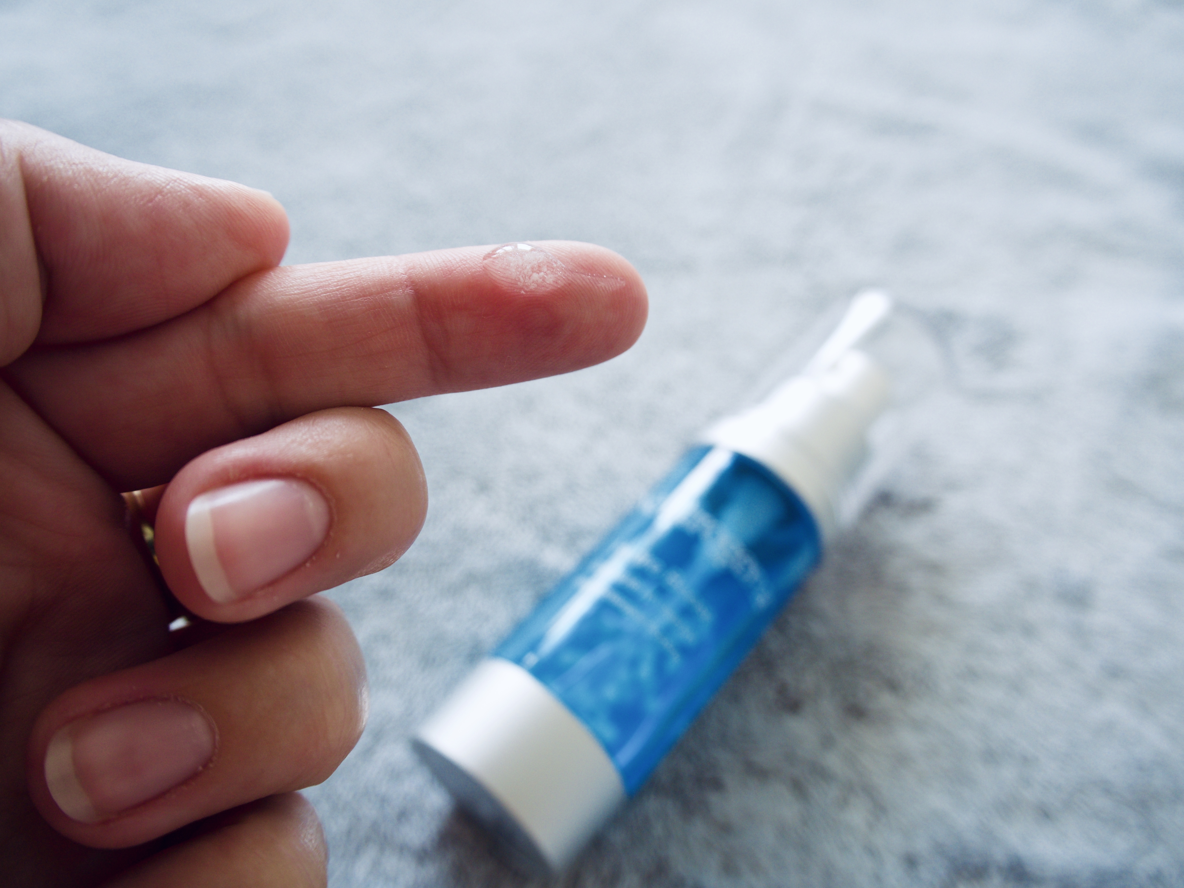 Neutrogena - detail - kapka séra s rozjasňujícími částečkami