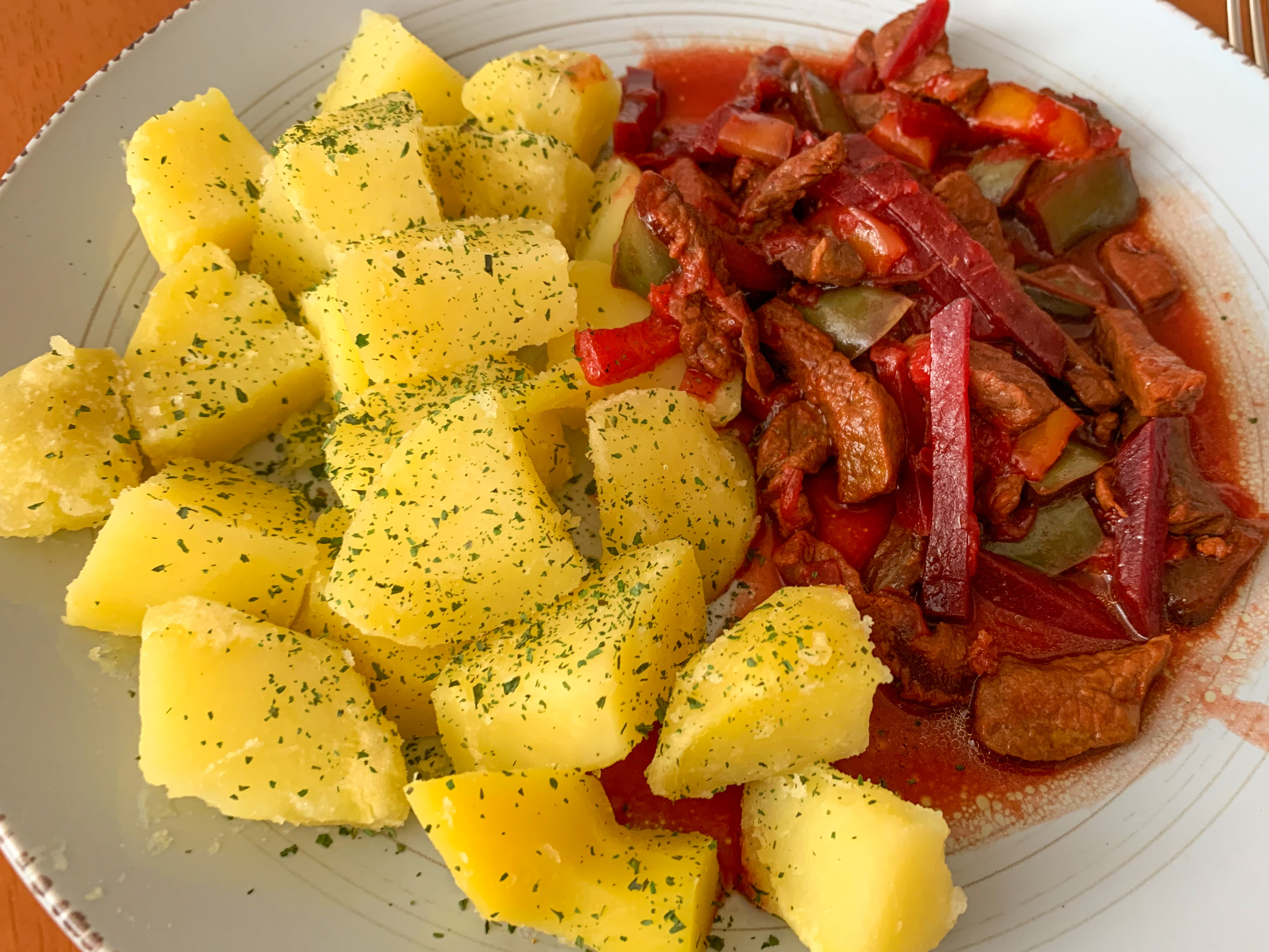 Hovězí nudličky s řepou a paprikou