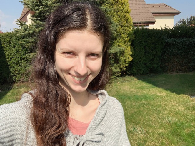 Brunetka s vyhublým obličejem