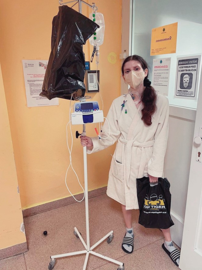 S pojízdným stojanem na kapačky