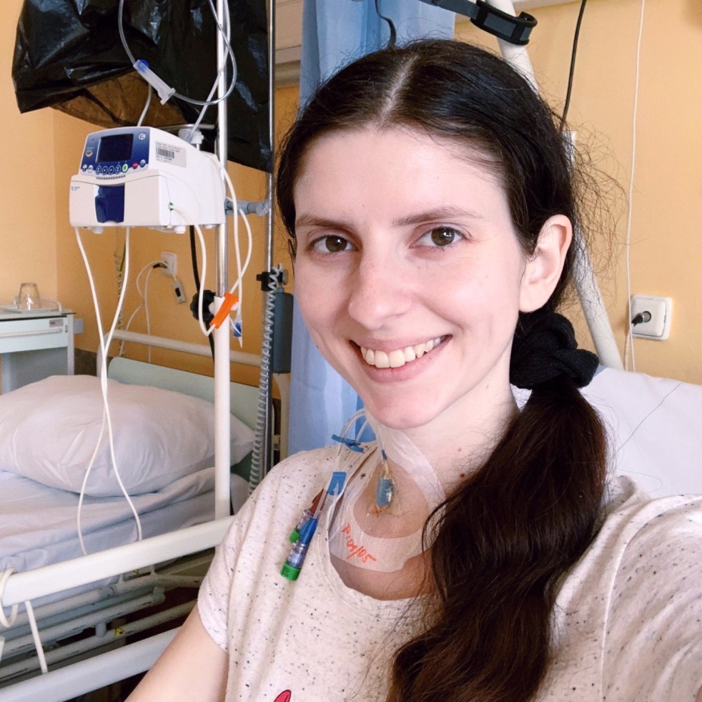 S úsměvem s kapačkou na nemocniční posteli